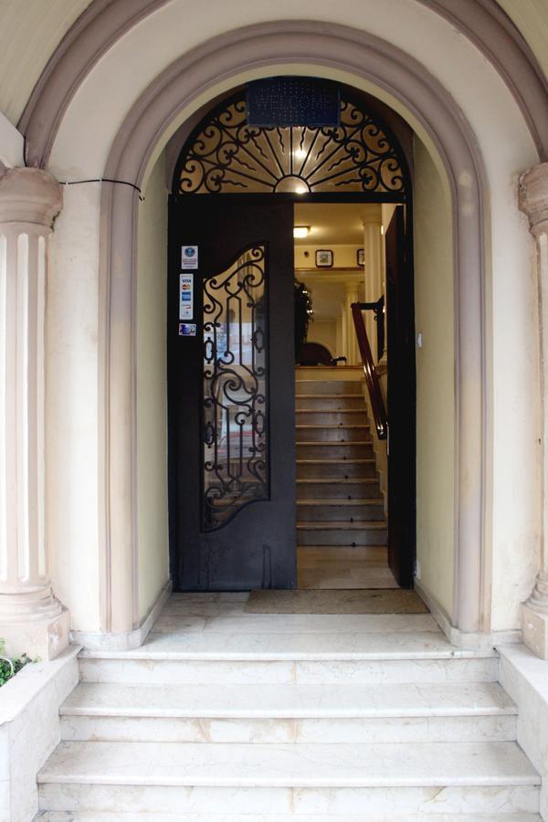 Iar Hotel Batumi Bagian luar foto
